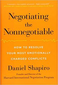 Negotiating the nonnegotiable: how to resolve your most emotionally charged conflicts (em tradução livre - Negociando o inegociável: como resolver seus conflitos mais carregados emocionalmente)